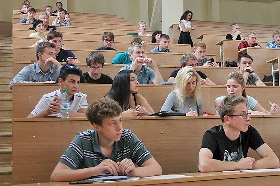 Русские студенты в кресле