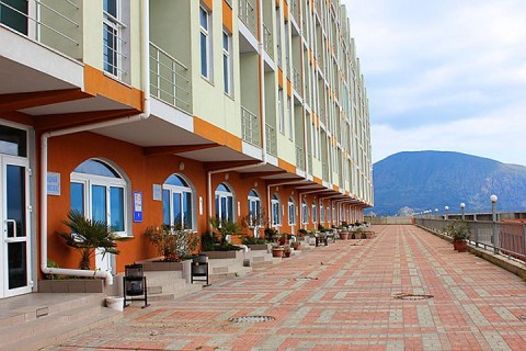 В Крыму у санатория украинского олигарха появился новый хозяин