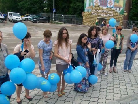 Бахчисарайцы возложили цветы к памятнику И. Гаспринского