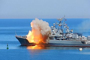 Морские цели. Военный корабль стреляет. Корабль ВМФ России залп. Севастополь стреляет корабль. Морской флот России в бою.