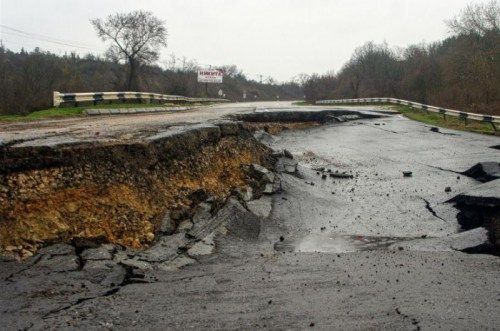 Соцсети высмеяли очередной перенос даты открытия аварийного участка трассы в Крыму