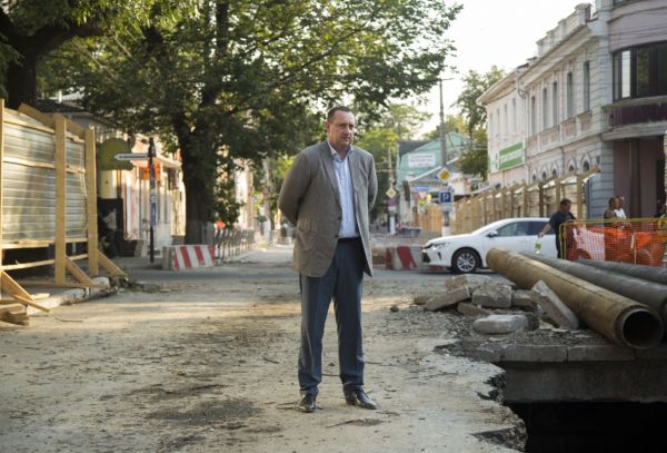 Владимир Серов: Необходимо усилить контроль за выполнением строительных работ по всем социально-значимым объектам республики