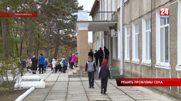 Конфликт жителей Ленинского с местной школой, невозможность подать документы в МФЦ - крымский вице-премьер Владимир Серов решал проблемы села