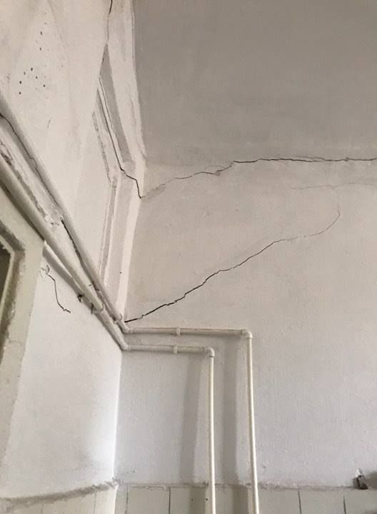 Севастопольских учеников переводят в здание с грибком и трещинами