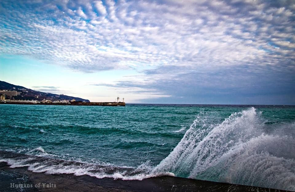 Ялта погода воды. Черное море Ялта. Море в Крыму сейчас. Ялта с воды. Ялта черное море вода.