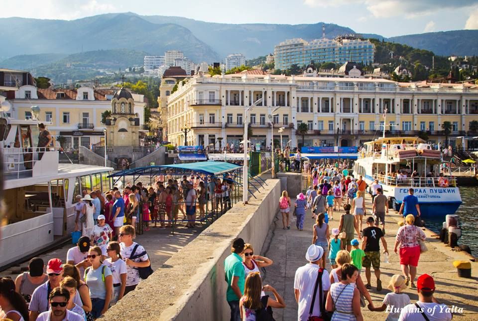 Крымский сейчас. Турпоток в Ялту. Туристы в Крыму. Крым сейчас. Крым для путешественников.