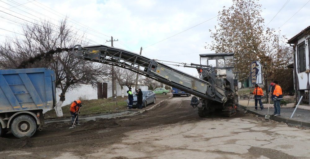 Содержание капитальный ремонт дороги. Свежий ремонт начало выкапывания дороги Симферополь.