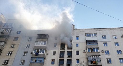МЧС эвакуирует жильцов девятиэтажного жилого дома в Симферополе из-за возгорания