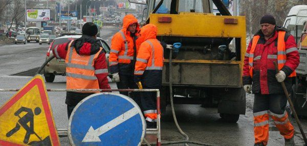 Рабочим, ремонтирующим дороги Симферополя, не платят зарплату