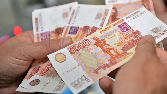 Незаконное вознаграждение: крымский чиновник "втихаря" начислял себе премию