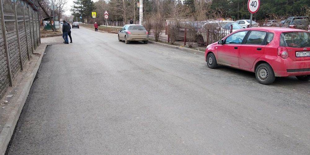В Симферополе ремонтники дорог отобрали у пешеходов тротуар, ФАКТ