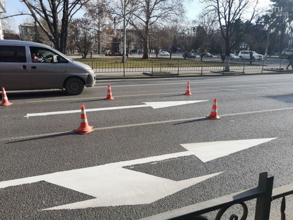 Выезд на перекресток штраф. Сплошная разметка перед перекрестком. Симферополь дорожные ЧП. Тычкование перед разметкой дороги. Разметка перед перекрестком 1.6 можно ли пересекать.