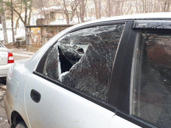 Разбитая машина во дворе. Машина с разбитым стеклом во дворе. Разбили стекло в машине во дворе. Машина с разбитым боковым стеклом. Разбили окно машины во дворе.