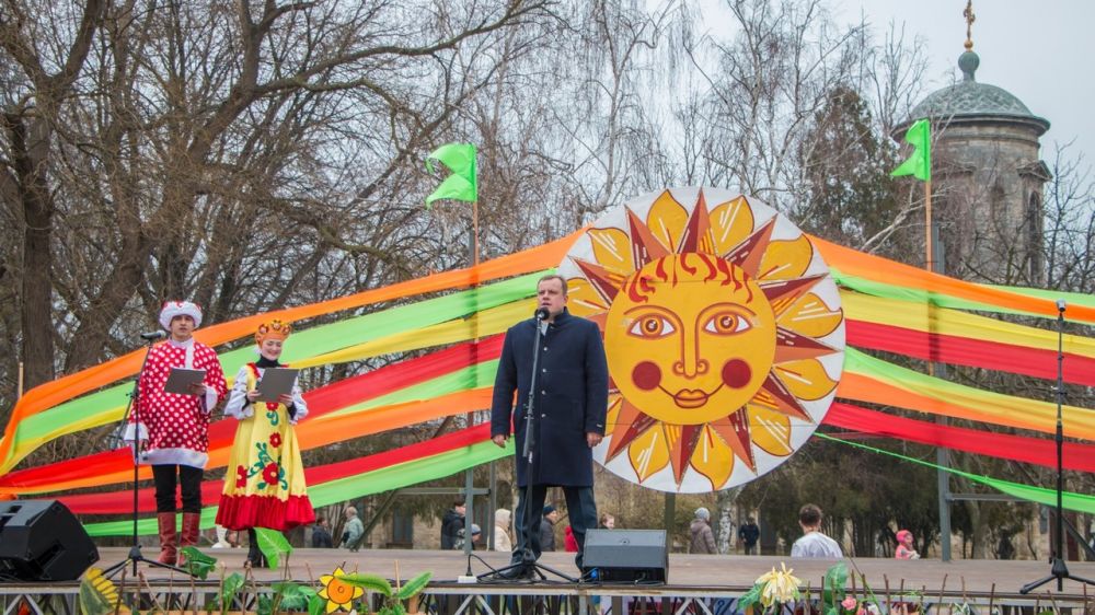 Колесо на масленицу с лентами