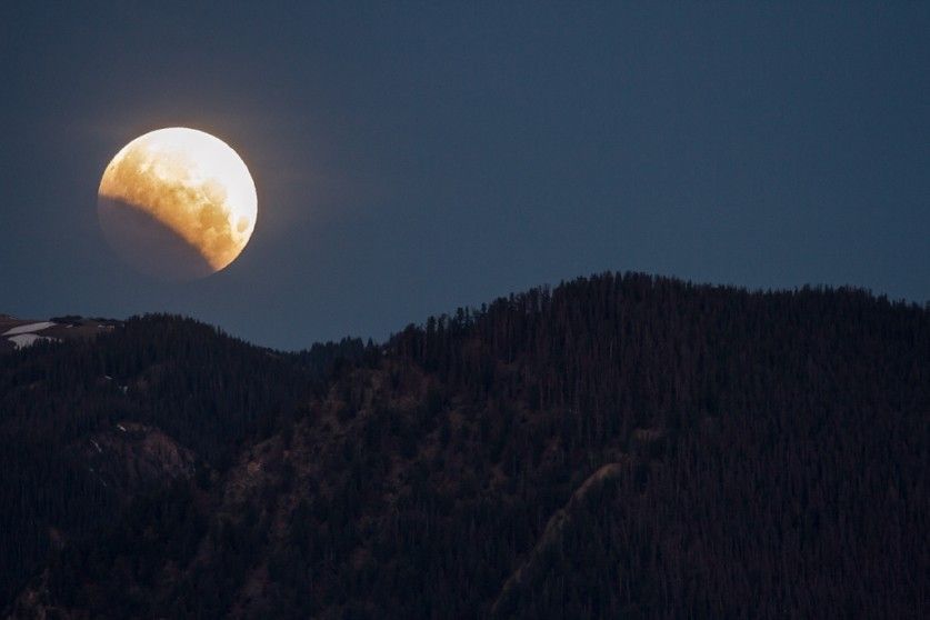 Фото лунного затмения. Лунное затмение. Частичное затмение. Частное затмение Луны. Лунное затмение с земли.