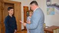 Глава администрации Ялты вручил ключи от квартиры сироте