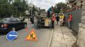 Сотрудники МБУ "Городское хозяйство" производят укладку тротуарной плитки на пешеходной дорожке по ул.Кузнецова
