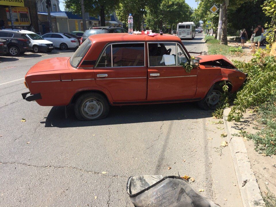 Водитель автомобиля симферополь. Разбитая ВАЗ 2106 красная. Разбитый ВАЗ 2106 красный. ВАЗ 2101 битая красная. Разбитая ВАЗ 2106 красно коричневая.