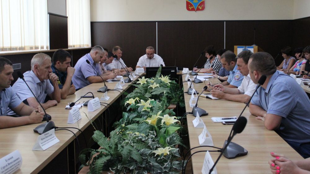 Глава Администрации Красногвардейского района Василий Грабован провел расширенное аппаратное совещание