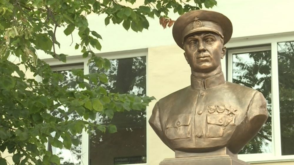 Бюст генерала Острякова установили в севастопольской школе №22