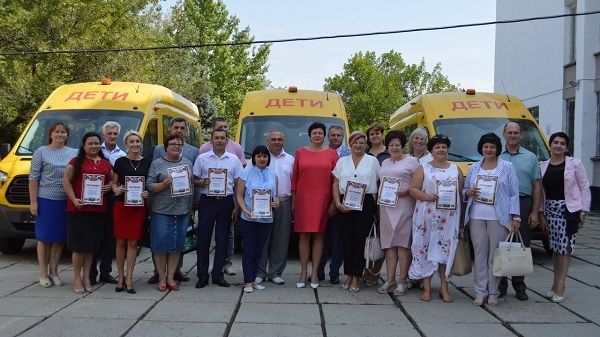 Джанкойский район получил 3 новых школьных автобуса для обеспечения учащихся бесплатным подвозом к месту обучения и обратно домой