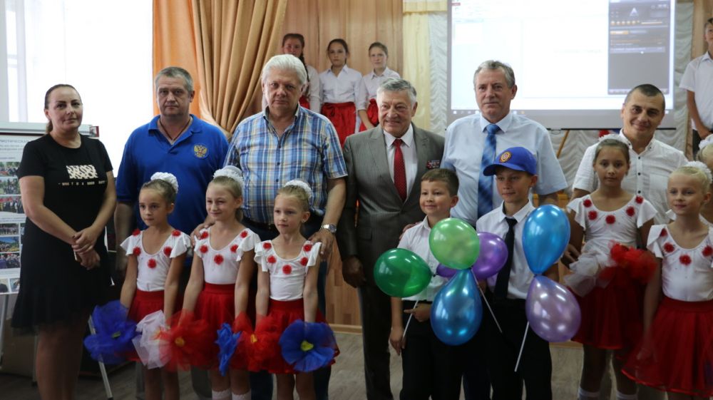 Феодосийским детям вручили подарки в рамках акции "Живая память победы"