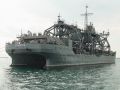 Спасательное судно Черноморского флота «Коммуна» выполняет спуск аппарата АС-28 в море