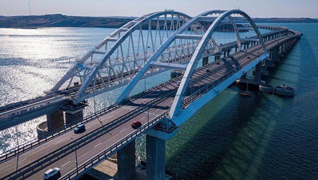 По Крымскому мосту впервые проехал пассажирский вагон