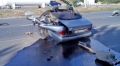 Mercedes разорвало в Кировском районе на две части при столкновении со столбом