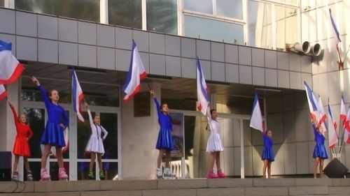 Синий, белый, красный: в Армянске отметили День флага и герба Крыма