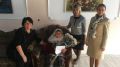 Валентина Миронова и специалист по соцработе Анжелика Деева поздравили ветерана с юбилеем