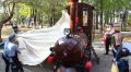 Кованый паровоз в Детском парке Симферополя начал гудеть и пускать пар