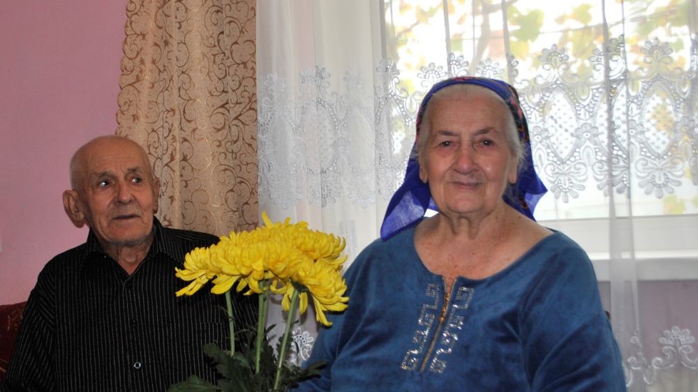 Глава района Ольга Урайкина поздравила супругов Сулеймановых с 60-летием совместной жизни