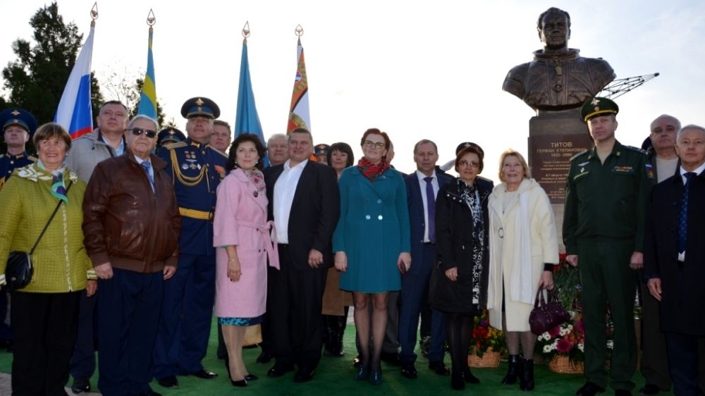 На территории войсковой части 81415 открыли памятник Герману Титову