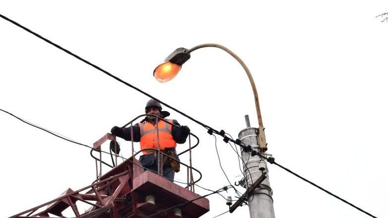 В Симферополе – ремонт светильников и замена опор освещения