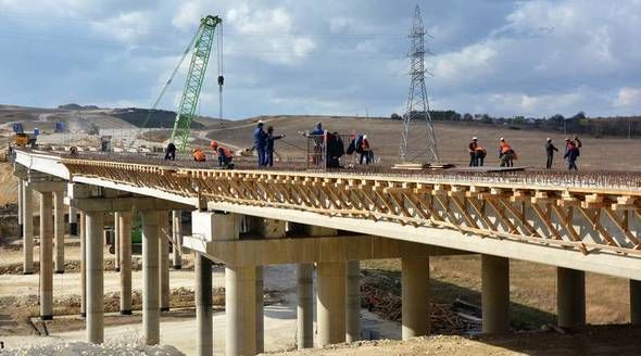Строители «Тавриды» завершают монтаж балок на мосту в районе села Донское под Симферополем