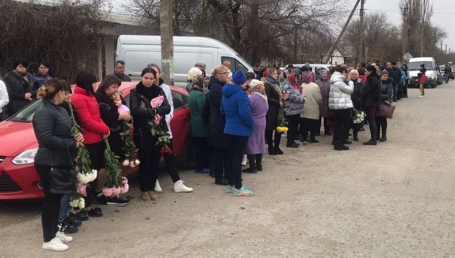Сотни людей пришли проститься с убитой в Крыму пятилетней девочкой