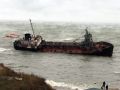 Экологическое бедствие в Черном море: в районе Одессы из севшего на мель танкера вытекает нефть