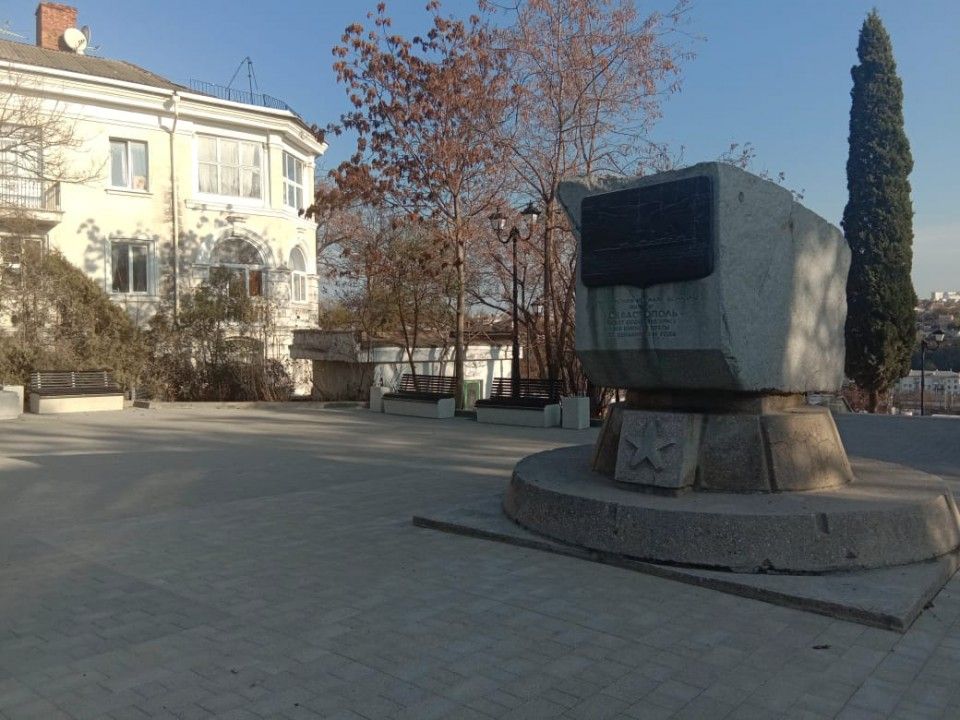После ремонта открыли сквер у памятного знака линкору «Севастополь»