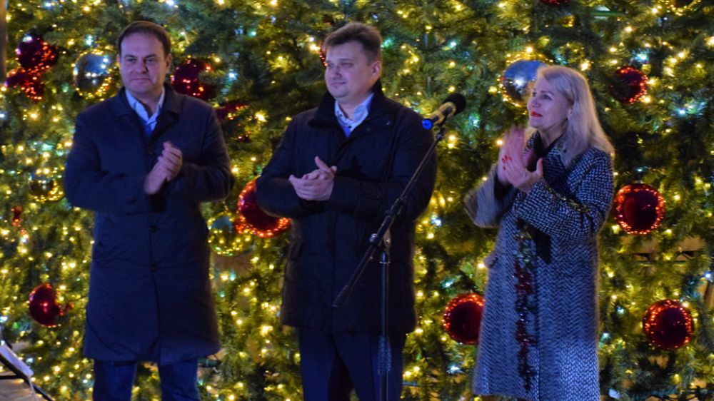 На набережной Ялты торжественно запустили праздничную иллюминацию