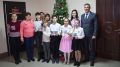Эдуард Селиванов вручил детям пригласительные билеты на парламентскую ёлку