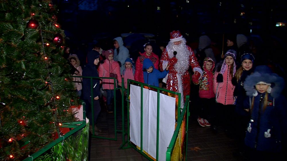 Празднование нового года в севастополь 2017. Площадь ленина симферополь елка 2019. Новогодний крым. Новогоднее украшение севастополя. Новый год в севастополе как отмечают.