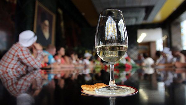 Сколько шампанского выпьют в Крыму и Севастополе: рейтинг пьющих регионов