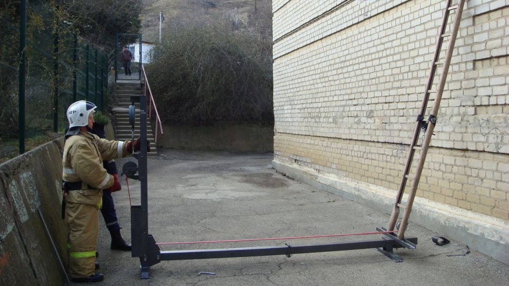Испытание спасательной веревки пожарной. Лестница штурмовка пожарная испытание. Стенд для испытания пожарных лестниц. Станок для испытания ПТВ. Стенд для испытания ПТВ.