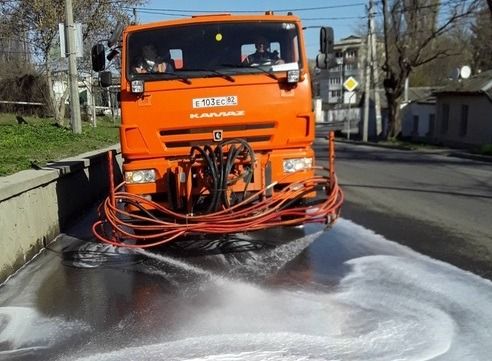 Поливальные машины дезинфицируют улицы Симферополя