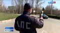 Сотрудники ДПС Армянска проверяют водителей на соблюдение карантинных мер