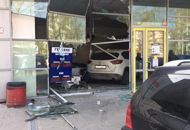 Нелепое ДТП в Севастополе: иномарка въехала в банк