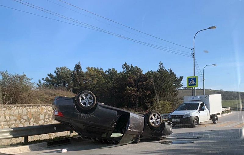 В Севастополе на дороге перевернулся автомобиль