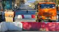 Строители укладывают асфальт на мосту на улице Гагарина в Симферополе