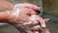 Специалисты сравнили антибактериальное мыло и обычное